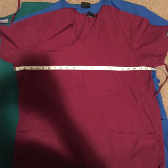 Assorted women’s XL scrub tops - Picture 3 of 7